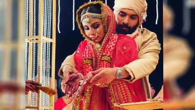 Mouni Roy Wedding: मौनी रॉय बनीं बंगाली दुल्हन, चुनरी पर लिखा था खास मैसेज, देखें तस्वीरें