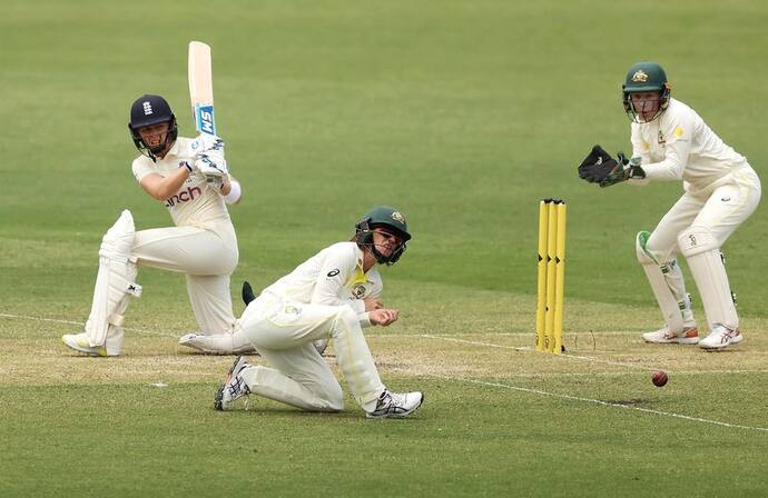 Women's Ashes Test: इंग्लिश कप्तान हीथर नाइट का शानदार शतक, मैच में ऑस्ट्रेलिया का दबदबा