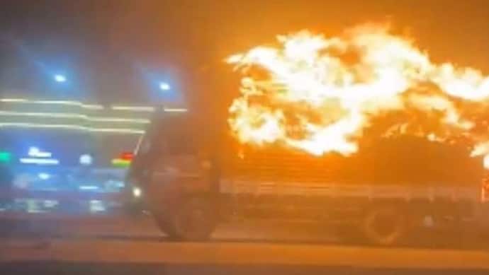 भयावह मंजर: आग लगा ट्रक को 4 किलोमीटर तक दौड़ाता रहा, देखने वाले भी सहम गए, लेकिन ड्राइवर को पता भी नहीं