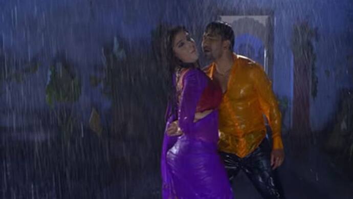 आम्रपाली दुबे और Nirahua ने बारिश में अपनी हॉट अदाएं दिखा फैंस को किया मदहोश, देखें Viral Video