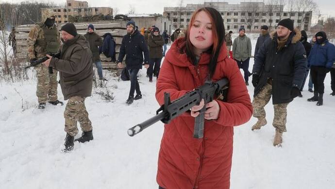 Ukraine Crisis: रूस के आक्रमण का खौफ, यूक्रेन में बच्चों को सिखाया जा रहा बंदूक चलाना