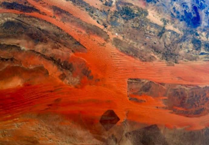 Astronaut ने अंतरिक्ष से भेजी धरती की तस्वीरें, दिखाई पड़ी एक 'रहस्यमयी पट्टी'