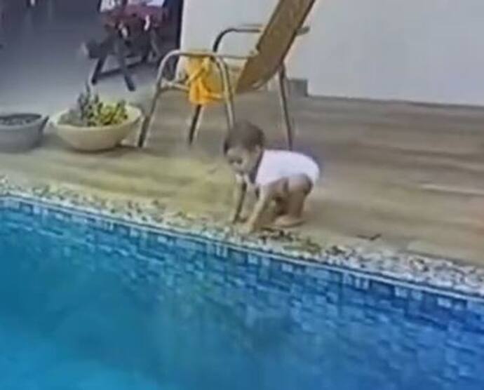 खेलते-खेलते अचानक स्विंमिंग पूल में गिर गई बच्ची, फिर जो हुआ उसे देखकर खड़े हो जाएंगे रोंगटे