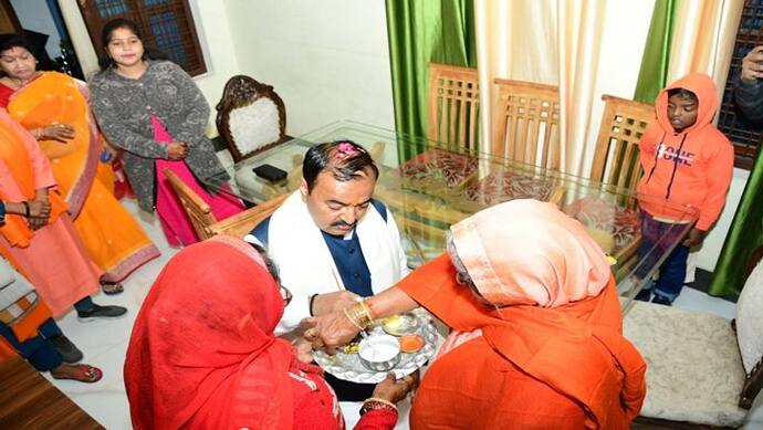 यूपी चुनाव के नामांकन से पहले केशव मौर्य ने लिया मां शीतला से आशीर्वाद, सिराथू से लड़ रहे हैं चुनाव