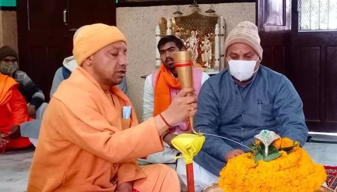 यूपी चुनाव नामांकन से पहले सीएम योगी आदित्यनाथ ने गोरखनाथ मंदिर में की पूजा-अर्चना, दिग्गज नेता पहुंचे गोरखपुर