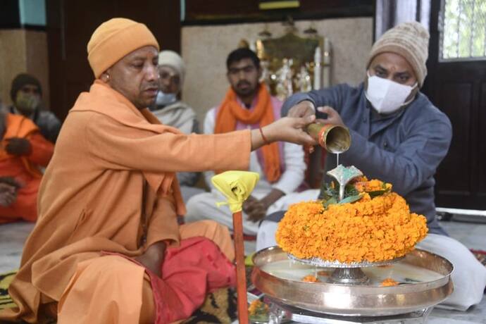 Adityanath Property: লক্ষ টাকার মালিক যোগী আদিত্যনাথ, এক বছরে কমেছে সম্পত্তি