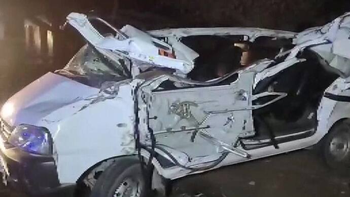 Uttar Pradesh में दो सड़क हादसों में 8 की मौत, ट्रक के नीचे कार दबने से तीन पुलिसकर्मी मारे गए