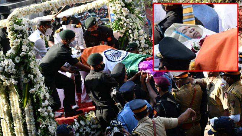 निधन के बाद सामने आई Lata Mangeshkar की पहली फोटो, तिरंगे में लिपट आखिरी सफर पर निकली स्वर कोकिला | lata mangeshkar first photo after death, bollywood singer last rites start from