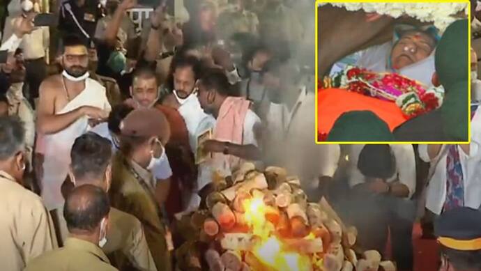 Lata Mangeshkar Funeral: पंचतत्व में विलीन हुईं लता मंगेशकर, धार्मिक कर्मकांड के बाद भाई ने दी मुखाग्नि