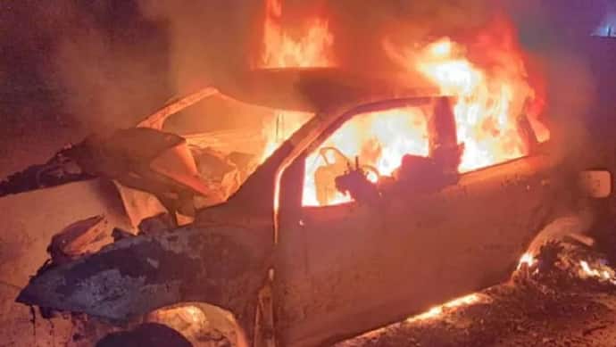 Purvanchal Expressway पर डिवाइडर से टकराई कार में लगी आग, 3 जिंदा जले, बचाने की हिम्मत नहीं जुटा सके लोग
