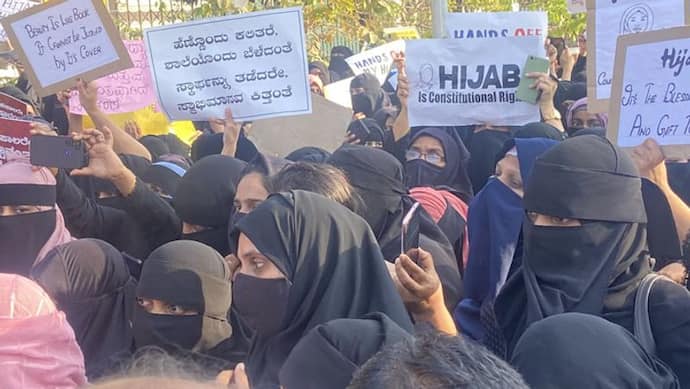 कर्नाटक हिजाब विवाद: हाईकोर्ट आज फिर करेगा सुनवाई,  कई राज्यों तक समर्थन और विरोध में उठे सुर