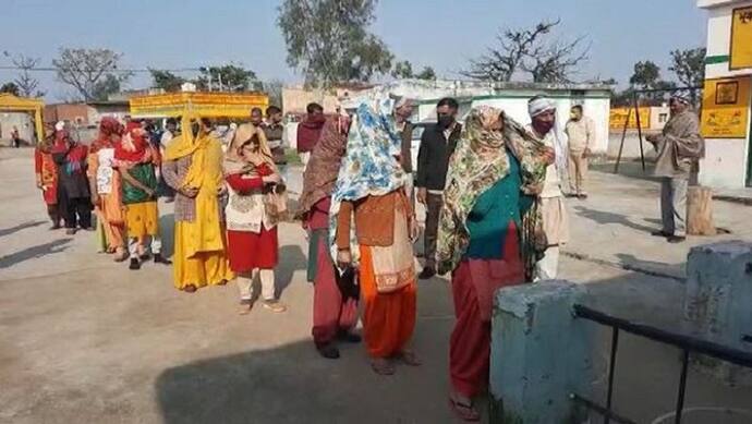 यूपी चुनाव: तीसरे चरण में कुरावली में भिड़े सपा-भाजपा समर्थक, करहल में ग्रामीणों ने किया मतदान का बहिष्कार