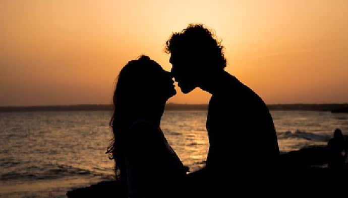 International Kissing Day 2022: कहां से आया चुंबन का चलन,लिप किस करने  की कब हुई शुरुआत