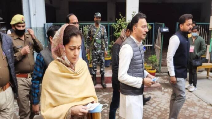 यूपी चुनाव: कैबिनेट मंत्री जितिन प्रसाद ने पत्नी के साथ डाला वोट, कहा- शाहजहांपुर में भाजपा को 6 में से 6 सीटे