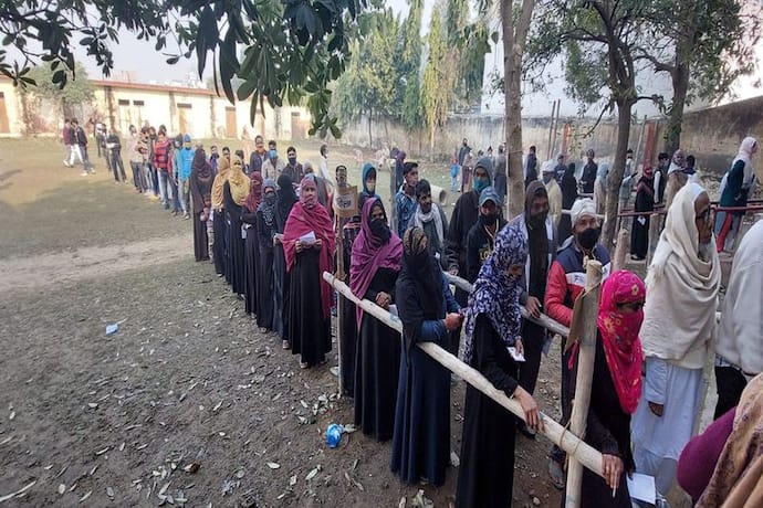 यूपी चुनाव: तीसरे चरण के मतदान में झांसी में भिड़े कार्यकर्ता, कानपुर में हिजाब को लेकर हुआ विवाद