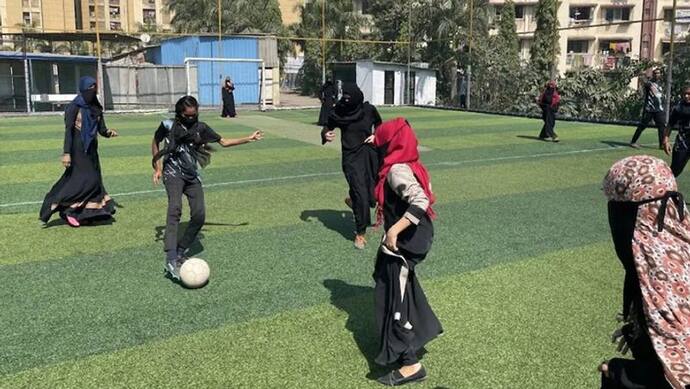 मुंबई में मुस्लिम महिलाओं ने हिजाब-बुर्का पहनकर खेला फुटबॉल मैच, दुपट्टा बांध हिंदु लड़कियों ने यूं दिया साथ