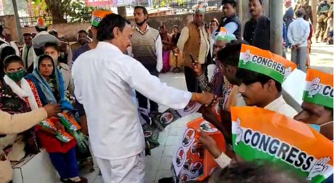 दलित युवती हत्याकांड में कांग्रेस ने शुरु की राजनीति, पीएम हाउस में कार्यकर्ताओं ने बांटे झंडे