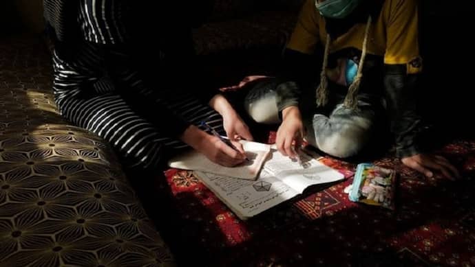 Afghanistan में तालिबानी बंदिशों के बीच शिक्षा की अलख जगा रही यह महिला, बच्चों की मुफ्त में कराती हैं पढ़ाई