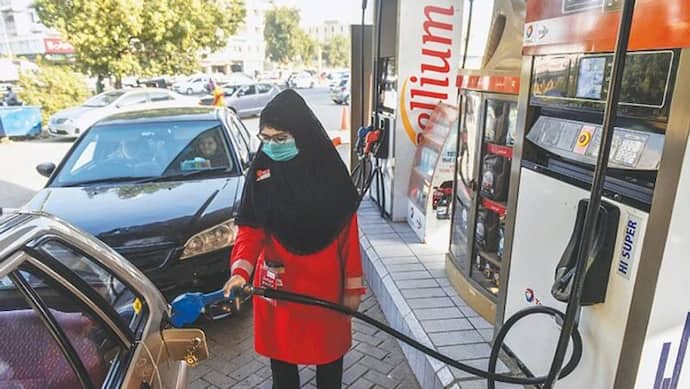 Pakistan में 160 रुपए लीटर हुआ पेट्रोल, मंत्री के ईंधन कम खर्च करने की सलाह पर भड़के लोग
