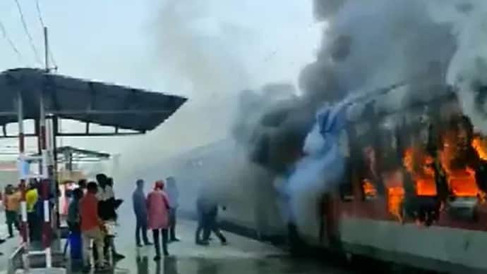 बिहार में बड़ा हादसा: रेलवे स्टेशन पर खड़ी ट्रेन में लगी भयानक आग, कुछ ही देर में कई डिब्बे खाक..देखिए वीडियो