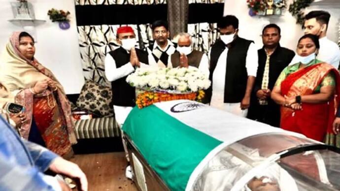 सपा के वरिष्ठ नेता अहमद हसन के बाद पत्नी का भी निधन, दोनों ने एक ही दिन दुनिया को कहा अलविदा