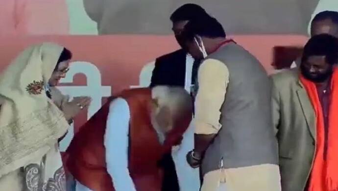 UP Election: उन्नाव में मंच पर PM Modi ने जिलाध्यक्ष के छुए पैर, वजह थी कुछ खास, सुर्खियां बटोर रहा Video