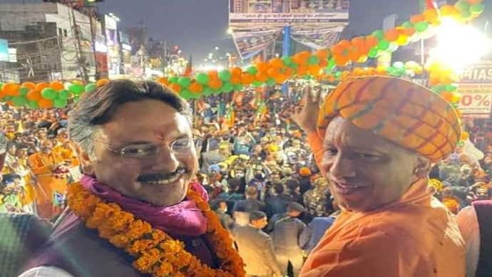 UP Chunav 2022: लखनऊ में सरोजनीनगर सीट से प्रत्याशी राजेश्वर सिंह के लिए वोट मांगने पहुंचे CM योगी