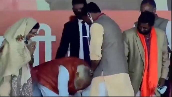 Inside Story: जानिए आखिर क्यों यूपी चुनाव के बीच PM Modi ने मंच पर छुए बीजेपी जिलाध्यक्ष के पैर
