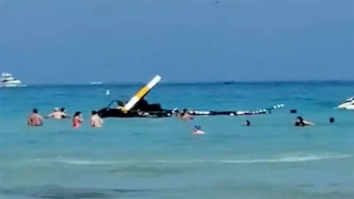 समुद्र किनारे धूप सेंक रहे थे लोग, तभी आसमान से पानी में टपका हेलिकॉप्टर, देखिए Viral Video में आगे क्या हुआ