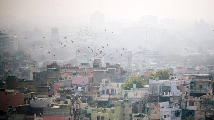 Air Pollution: दिल्ली की हवा में मामूली सुधार, AQI 144 दर्ज, प्लास्टिक के कचरे पर बैन