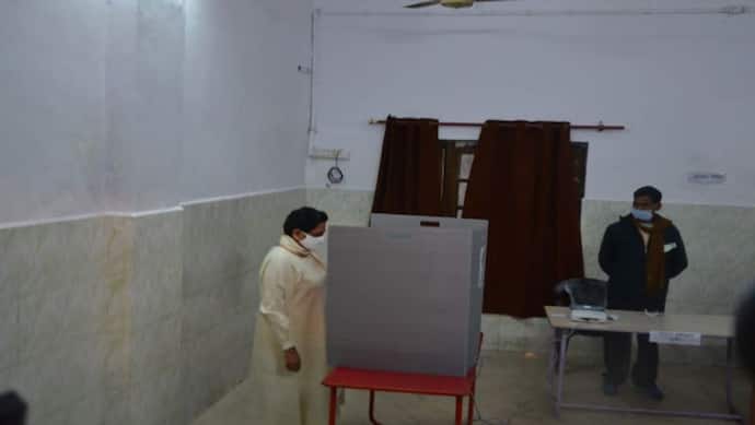 UP Chunav 2022: BSP प्रमुख मायावती ने लखनऊ में डाला वोट, कहा- सपा को मुसलमान वोट नहीं देंगे