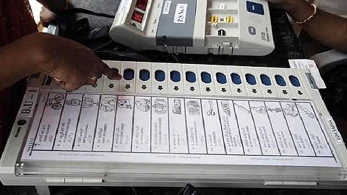 यूपी चुनाव: लखीमपुर खीरी में अज्ञात व्यक्ति ने EVM में डाला फेवीक्विक, अभी तक नहीं बदली गई मशीन
