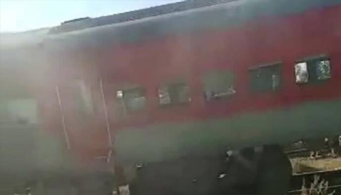 MP के बैतूल में बड़ा हादसा: दानापुर एक्सप्रेस में लगी आग, चीखते-चिल्लाते यात्री चलती ट्रेन की खिड़की से कूदे
