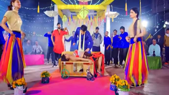Pawan Singh ने इस डांसर पर लुटाया अपना धन,  देखें 'धन धुआँ हो जाई' का Video
