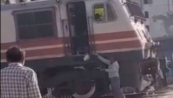 कचौड़ी खाने के लिए लोको पायलट ने रेलवे क्रॉसिंग पर रोक दी ट्रेन, वीडियो वायरल हुआ तो मुश्किल में पड़ी नौकरी