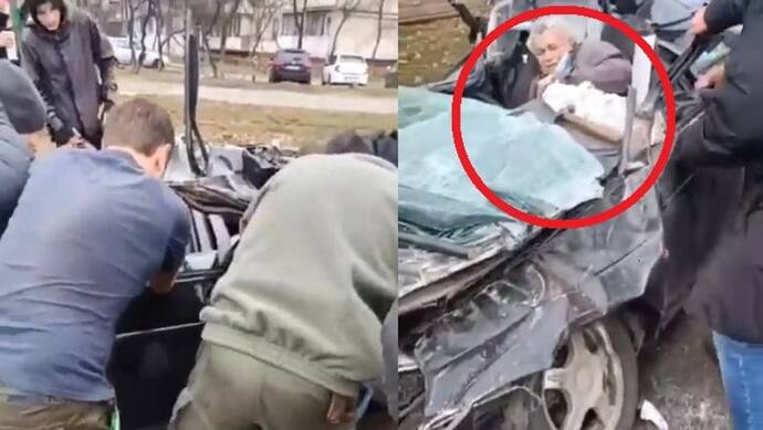रूस यूक्रेन जंग: रूसी टैंक ने कुचलकर कार को किया चकनाचूर, किस्मत से अंदर सवार बुजुर्ग की बची जान
