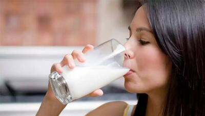 Health Tips: बैठकर या खड़े होकर कैसे पीते है आप दूध? आपकी 1 आदत से खराब हो सकता है पूरे शरीर का सिस्टम