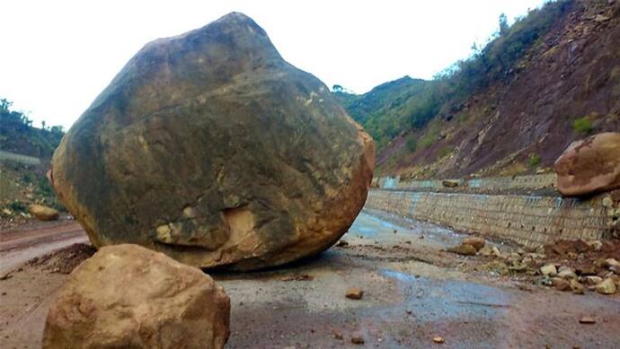 भूस्खलन से जम्मू-श्रीनगर NH पर बड़े-बड़े पत्थर गिरे, ट्रक ड्राइवर घायल; लगातार हो रही बारिश और बर्फबारी