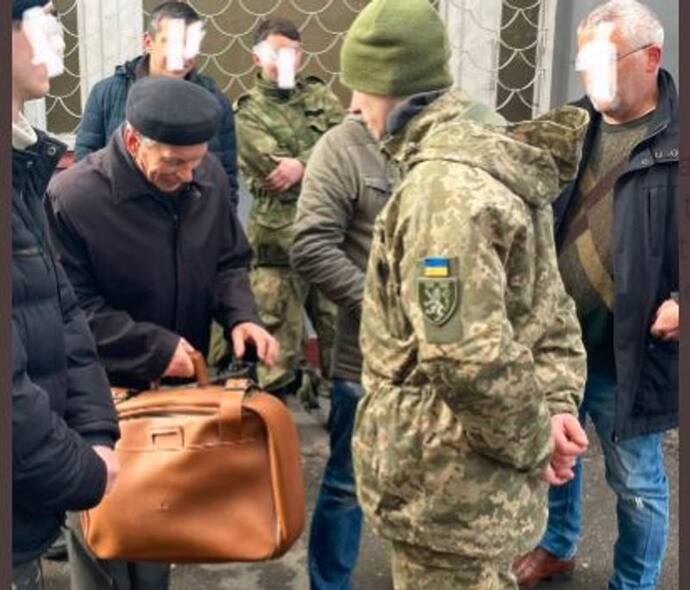 यूक्रेन के इस बुजुर्ग को देखकर छूट जाएंगे पुतिन के पसीने, 80 साल की उम्र में हथियार उठाने को तैयार