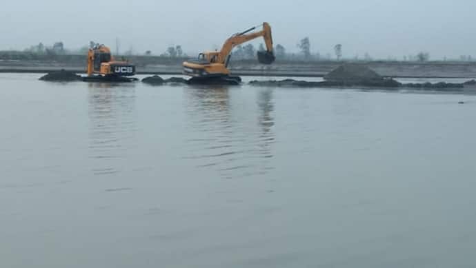 UP सरकार चुनाव में व्यस्त, हरियाणा बॉर्डर पर माफिया ने यमुना नदी की धारा मोड़ी, बहते पानी में कर दी रेत खुदाई
