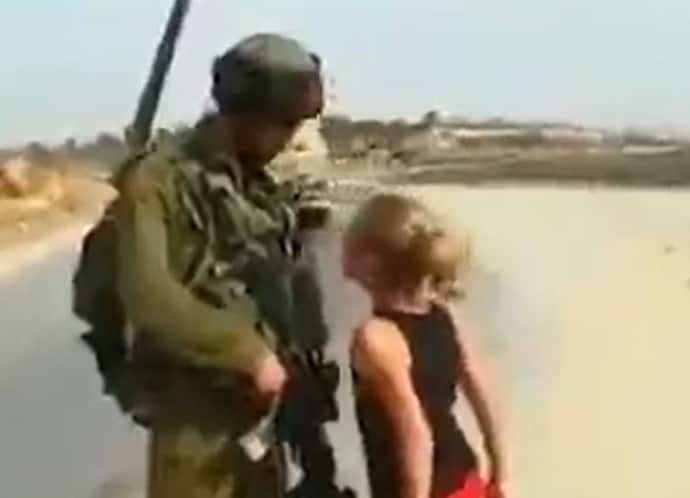 Russia Ukraine war: सोशल मीडिया पर वायरल हो रहा पुराना वीडियो, सैनिक के आगे बच्ची के हौसले की सब कर रहे तारीफ