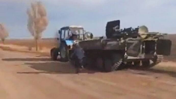 रूस यूक्रेन जंग के बीच एक फनी वीडियो हो रहा है वायरल, रूसी टैंक चुराकर ले भागा यूक्रेनी किसान