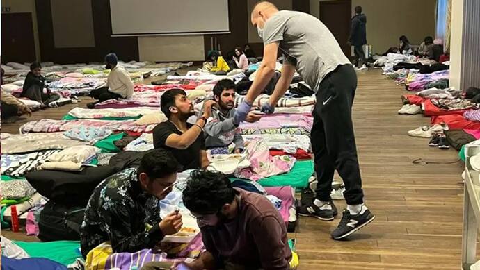 यूक्रेन में भारतीय छात्रों पर क्रूरता की हदें पार कर रहे पाकिस्तानी स्टूडेंट्स, लूट रहे खाने-पीने का सामान