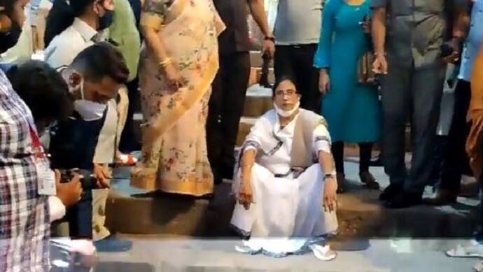 यूपी चुनाव: ममता बनर्जी दशाश्वमेध घाट पर सीढ़ियों पर बैठीं, कई जगह हुआ विरोध