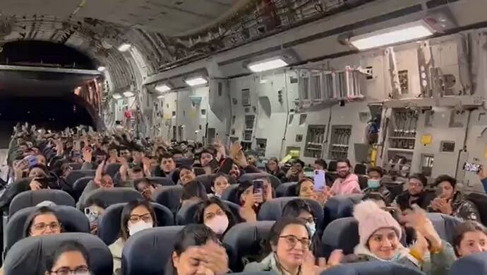 वायु सेना के विमान में बैठे छात्रों का मंत्री वीके सिंह ने बढ़ाया उत्साह, लगे भारत माता की जय के नारे