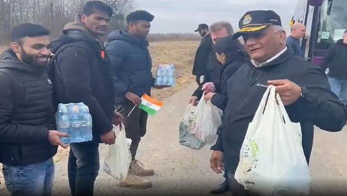 पोलैंड यूक्रेन सीमा पर फंसे भारतीय छात्रों से मिले वीके सिंह, खाना पानी देकर कहा- जल्द सबको ले चलेंगे भारत