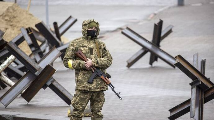 यूक्रेन का दावा तोपों की बमबारी से नष्ट किया रूसी टैंकों का काफिला, कहा- दुश्मन को बख्शा नहीं जाएगा
