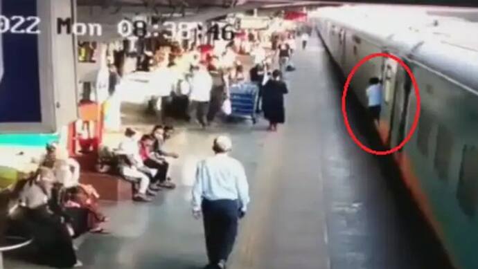 जाको राखे साईंया मार सके ना कोय: ट्रेन के नीचे आते-आते बचा युवक, रेलवे गार्ड ने बचाई जान, देखें शॉकिंग वीडियो