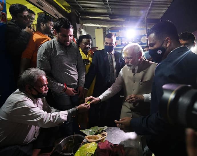 खईके पान बनारस वाला...PM Modi का ठेठ बनारसी अंदाज, चाय की चुस्की के बाद पहुंचे पान खाने