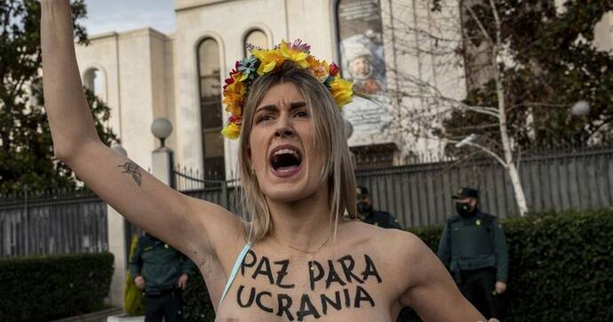Topless प्रदर्शनकारियों का ग्रुप Ukraine के समर्थन में उतरा, शरीर के अलग-अलग हिस्सों पर लिखवाया शांति संदेश
